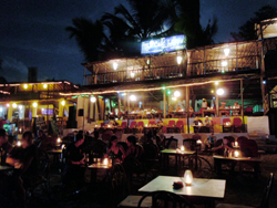 夜のビーチレストラン